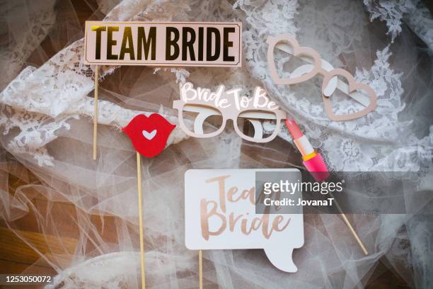 bridal and bridesmaids flags on lace wedding veil - hochzeitsgesellschaft stock-fotos und bilder