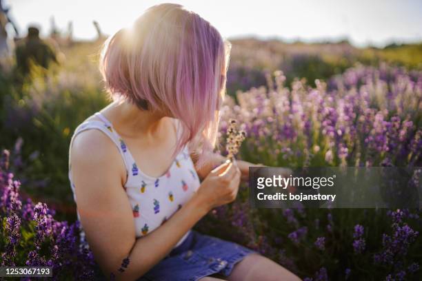 este verano es en el color de la lavanda - purple hair fotografías e imágenes de stock