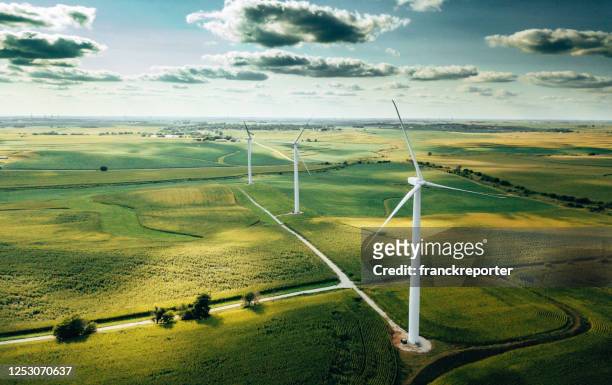 turbina eolica negli stati uniti - colore verde foto e immagini stock
