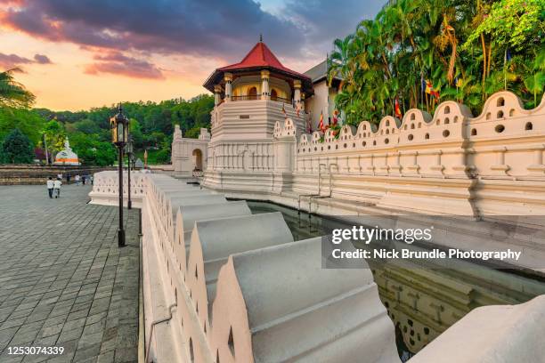 temple of the tooth, kandy, sri lanka - kandy kandy district sri lanka fotografías e imágenes de stock