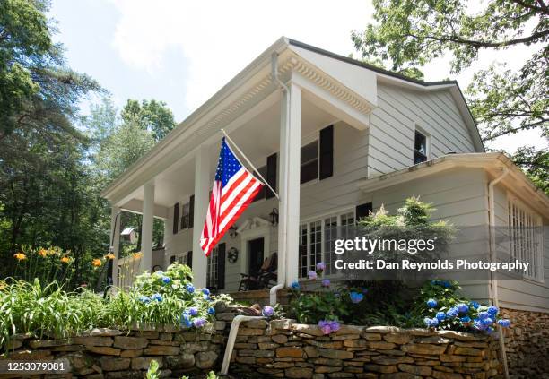 american flag vintage home in summer - american flag house stock pictures, royalty-free photos & images