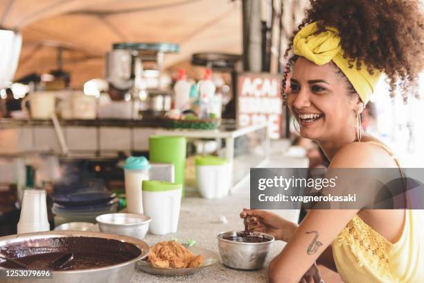 kvinna äter stekt fisk med acai på belem do para. en typisk mat kombination av amazonas köket - paratransit bildbanksfoton och bilder