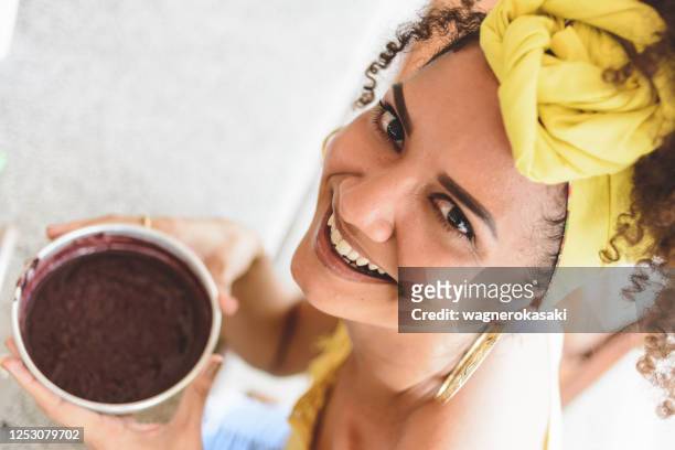 vrouw bekeken van boven het houden van een kom met acai bij belem do para - acai berries stockfoto's en -beelden