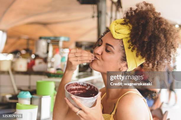 vrouw die een kom met acai bij belem houdt doe para - acai berries stockfoto's en -beelden