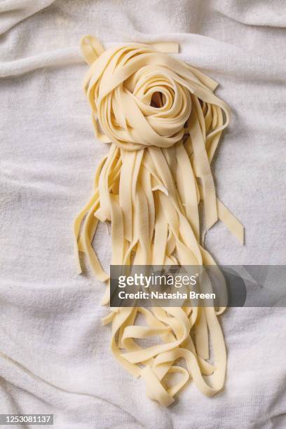 raw uncooked pasta - linguine ストックフォトと画像