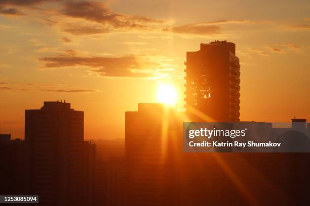 summer solstice sunrise in the city - midsommar imagens e fotografias de stock