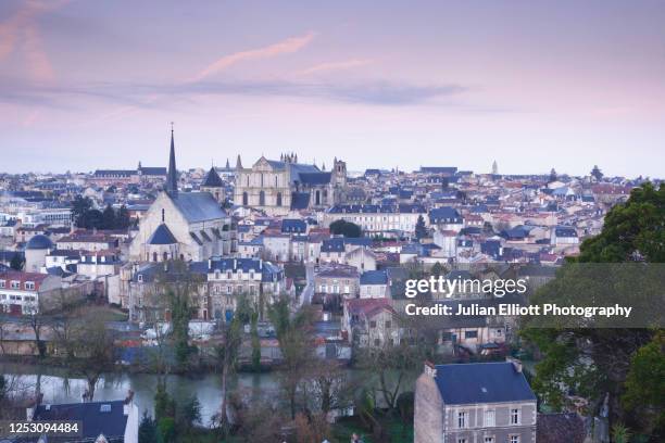 the city of poitiers under dawn skies. - poitiers photos et images de collection
