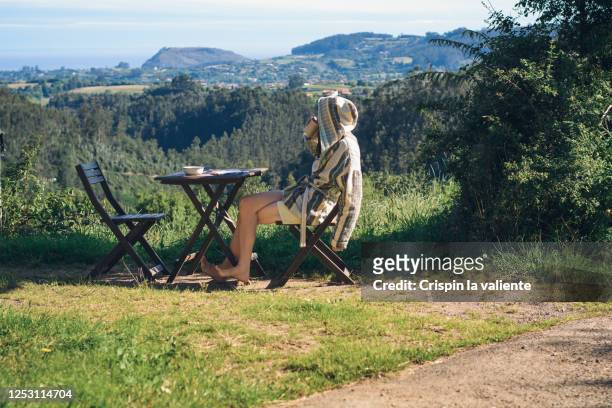 mujer desayunando en el jardin - desayunando stockfoto's en -beelden