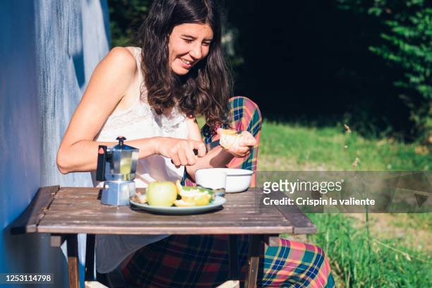 mujer desayunando en el jardin - desayunando stockfoto's en -beelden
