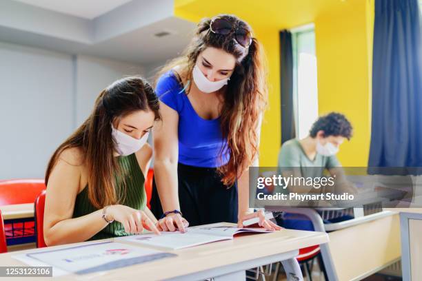 student at school wearing n95 face masks - secondary school covid stock pictures, royalty-free photos & images