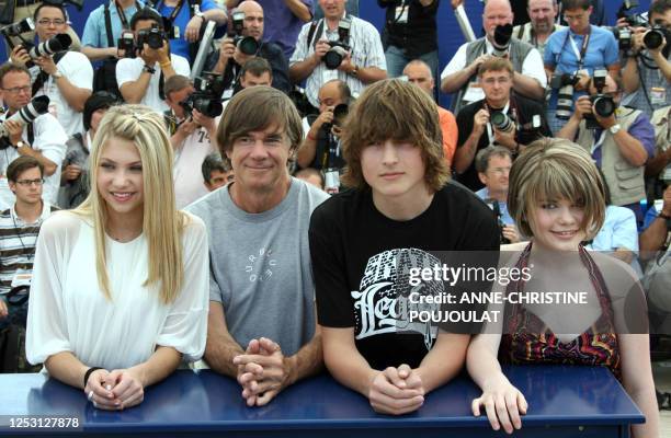 Director Gus Van Sant poses 21 May 2007 with US actors Taylor Momsen, Gabe Nevins and Lauren McKinney during a photocall for their film 'Paranoid...