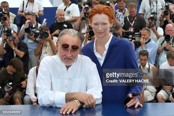 Hungarian director Bela Tarr and British actress Tilda Swinton pose 23 May 2007 during a photocall for their film 'The Man from London' in the...