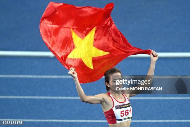 Vietnam's Nguyen Thi Oanh celebrates after winning the women's 5000m final during the 32nd Southeast Asian Games in Phnom Penh on May 8, 2023.