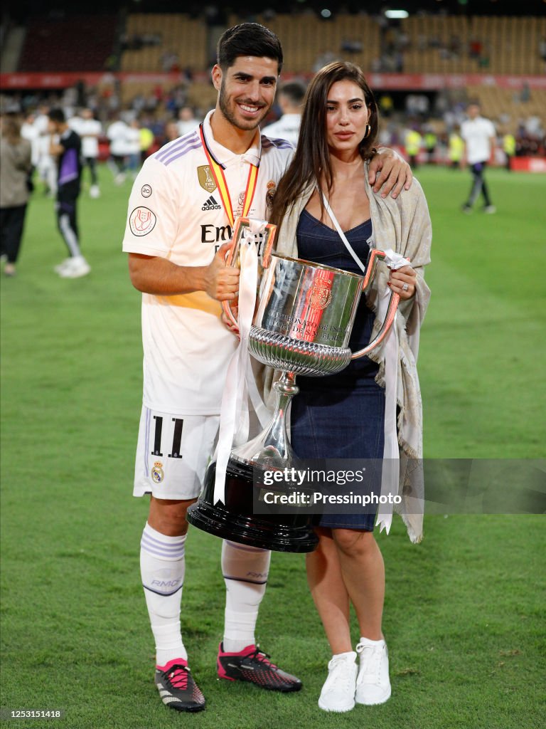 Marco Asensio of Real Madrid with his wife during the Copa del Rey