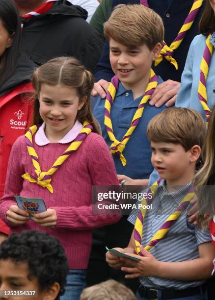 Prince George of Wales, Prince Louis of Wales and Princess Charlotte of Wales pose for a group picture with volunteers who are taking part in the Big...