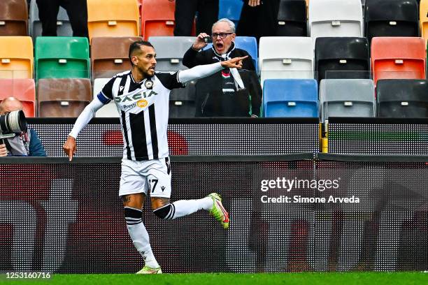 Roberto Pereyra of Udinese celebrates after scoring a goal during the Serie A match between Udinese Calcio and UC Sampdoria at Dacia Arena on May 8,...