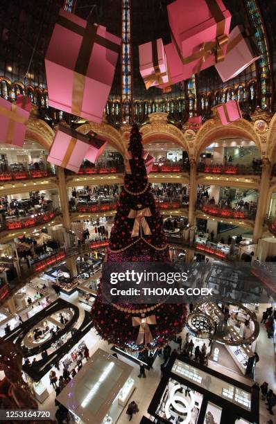Christmas Decoration On Place Vendome Louis Vuitton Store Paris High-Res  Stock Photo - Getty Images