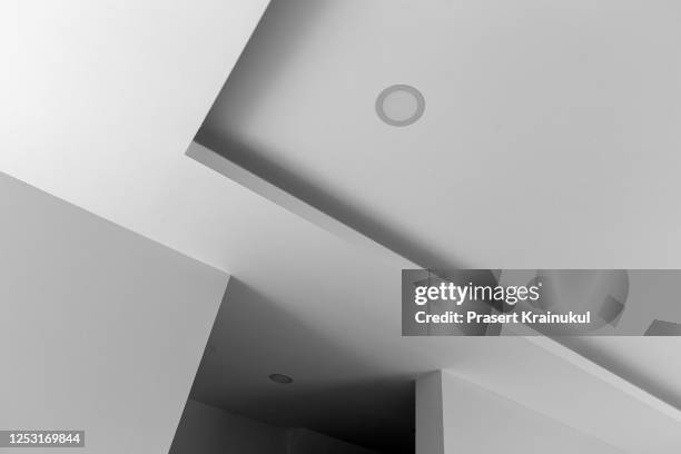 ceiling close-up in classic interior - plaquiste photos et images de collection