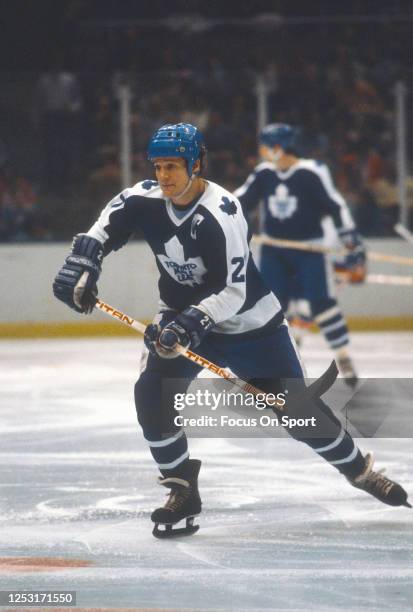 Darryl Sittler of the Toronto Maple Leafs skates against the New York Islanders during an NHL Hockey game circa 1981 at the Nassau Veterans Memorial...