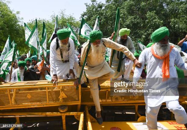 Farmers from the Sanyukt Kisan Morcha broke the barricades to support the protesting wrestlers at Jantar Mantar on May 8, 2023 in New Delhi, India.