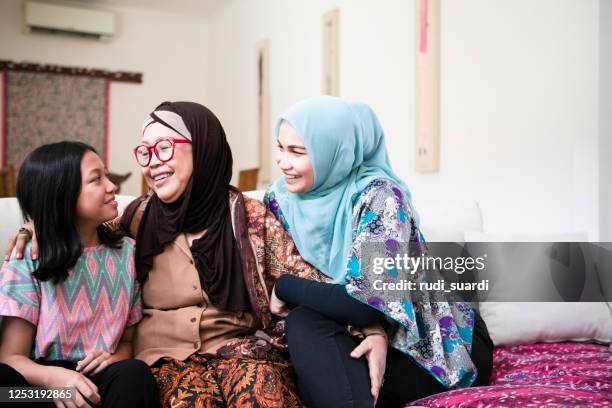 famiglia felice - muslim family foto e immagini stock