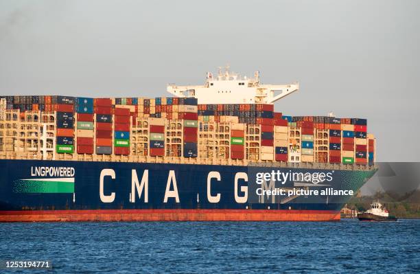 An LNG-fueled container ship of the shipping company CMA CGM leaves the port in the morning. Photo: Daniel Bockwoldt/dpa/Daniel Bockwoldt