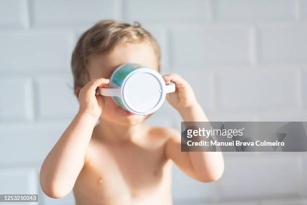 child drinking - baby cup fotografías e imágenes de stock