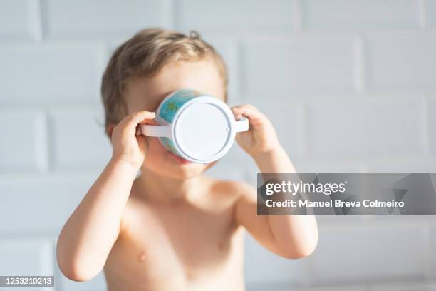 child drinking - caneca para bebê - fotografias e filmes do acervo