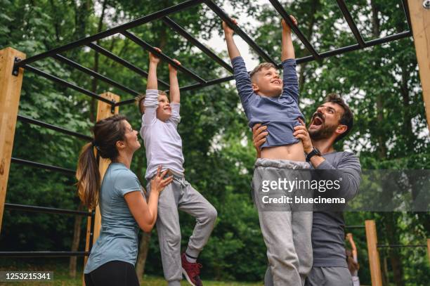 actieve familietijd bij de openluchtgymnastiek - boys in pullups stockfoto's en -beelden