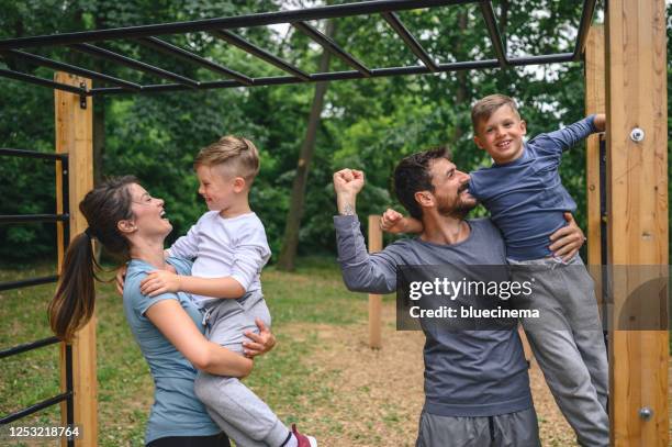 gut gemacht! - boys in pullups stock-fotos und bilder