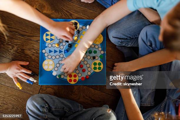 vista superior de los niños que juegan ludo juego. - juego de mesa fotografías e imágenes de stock