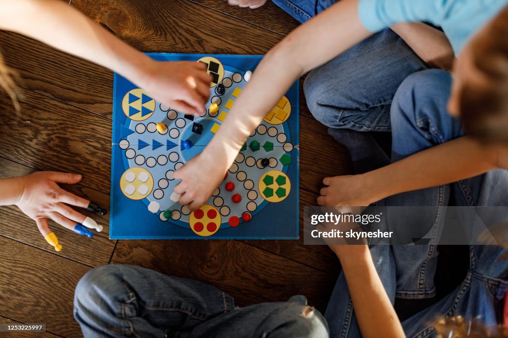 Boven mening van jonge geitjes die ludospel spelen.