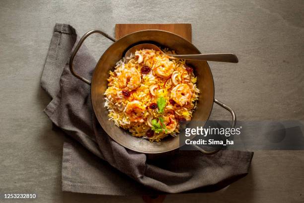 comida india biryani con arroz basmati y camarones - pescado y mariscos fotografías e imágenes de stock