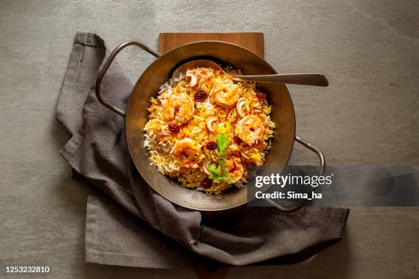 biryani di cibo indiano con riso basmati e gamberetti - seafood foto e immagini stock