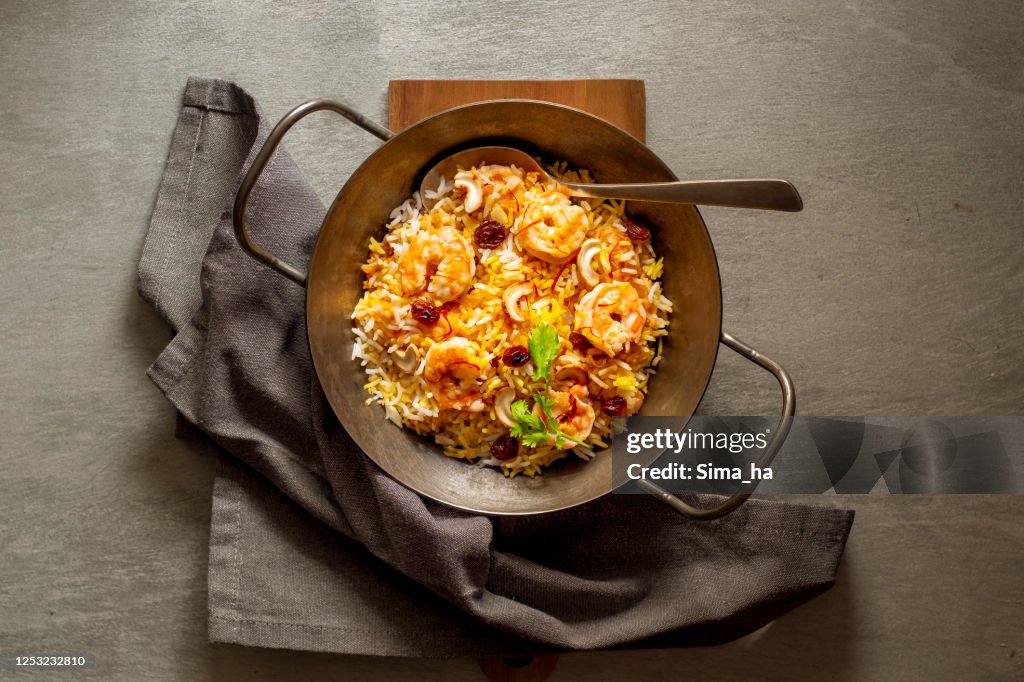 Indisch voedsel biryani met basmatirijst en garnalen