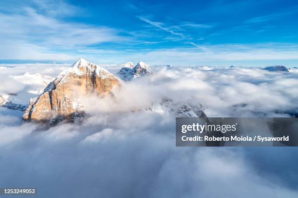 tofane mountains in a sea of clouds, dolomites, italy - monte tofano fotografías e imágenes de stock