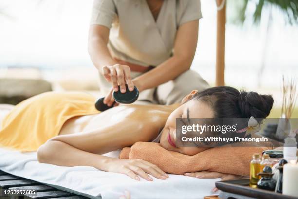 feeling relaxed as the heat hits my body - spa behandeling stockfoto's en -beelden