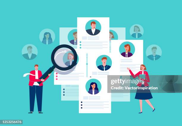 personalsuche, wiederaufnahme und rekrutierung, personalabteilung mit lupe zur auswahl des lebenslaufs - personalbeschaffung stock-grafiken, -clipart, -cartoons und -symbole