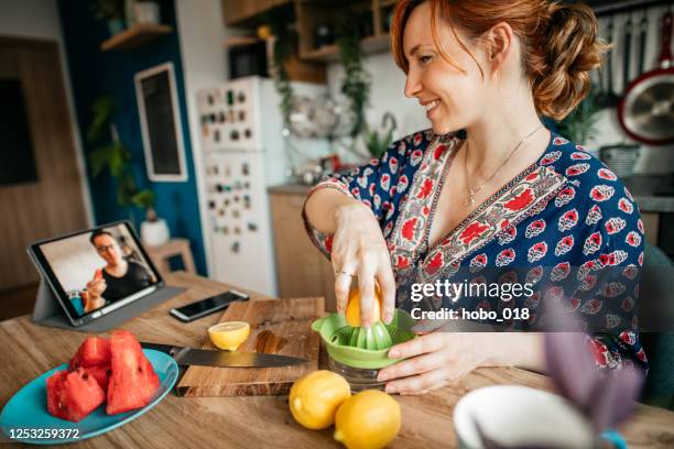 appel vidéo avec un ami. - happy hour virtuel photos et images de collection