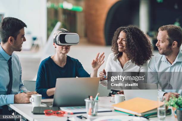 zakenmensen die van een virtual reality presentatie genieten - virtual reality simulator presentation stockfoto's en -beelden