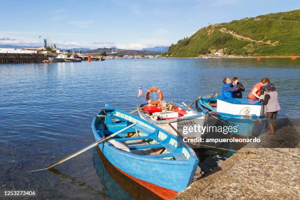 遊客從五顏六色的小木船在蒙特港,智利 - puerto montt 個照片及圖片檔