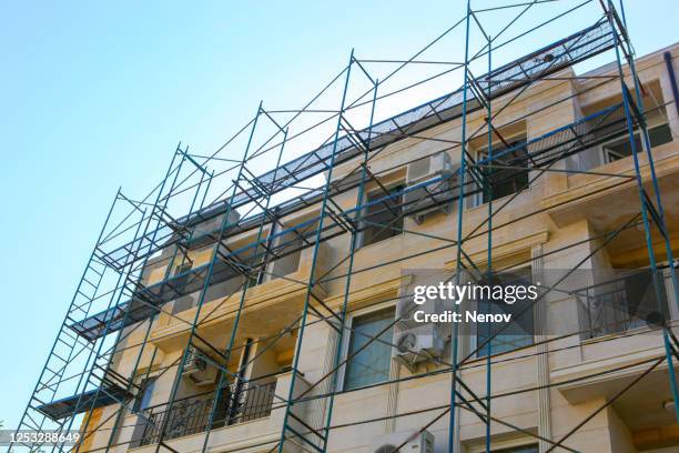 image of scaffolding for exterior painting - restaurera bildbanksfoton och bilder