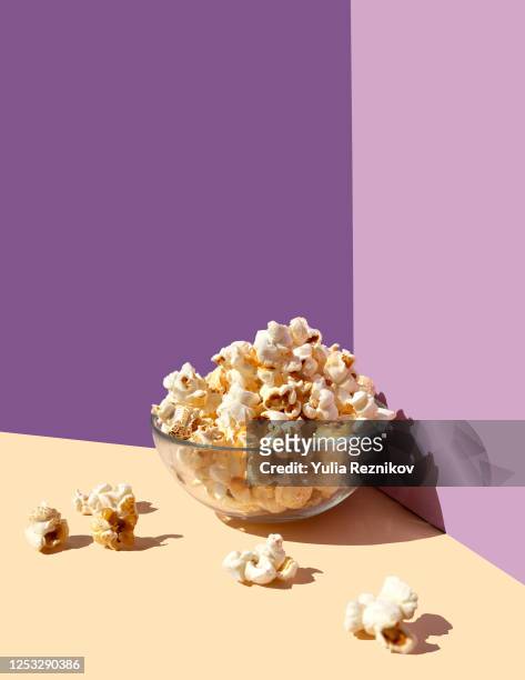popcorn bowl on the purple-beige background- frontal view - 爆谷 個照片及圖片檔