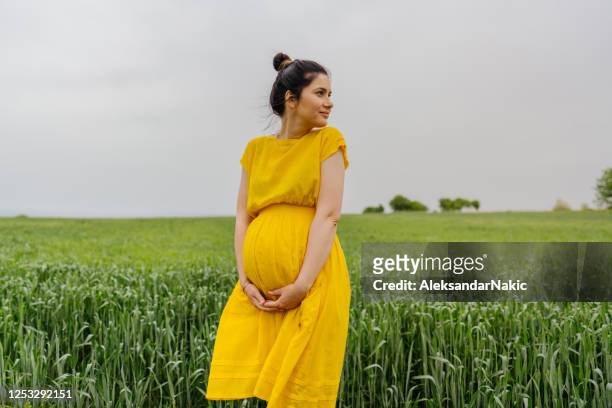 waiting - yellow dress stock pictures, royalty-free photos & images