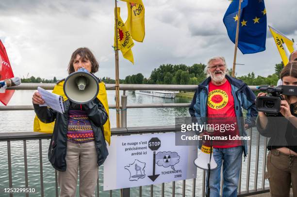 Anti-nuclear activists converging from both Germany and France meet on the Rhine bridge Breisach-Vogelgrun on the German/French border for the 480th...