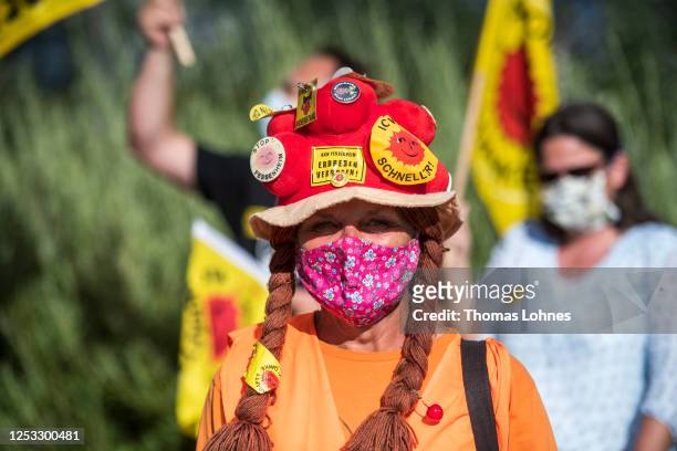 Anti-nuclear activists converging from both Germany and France gather together on the Rhine bridge Breisach-Vogelgrun on the German/French border for...