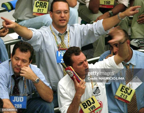 Trader is seen wearing a shirt with the chanpion soccer team logo in Sao Paulo, Brazil 20 December 2002. Un operador de la Bolsa de Mercados y Futuro...