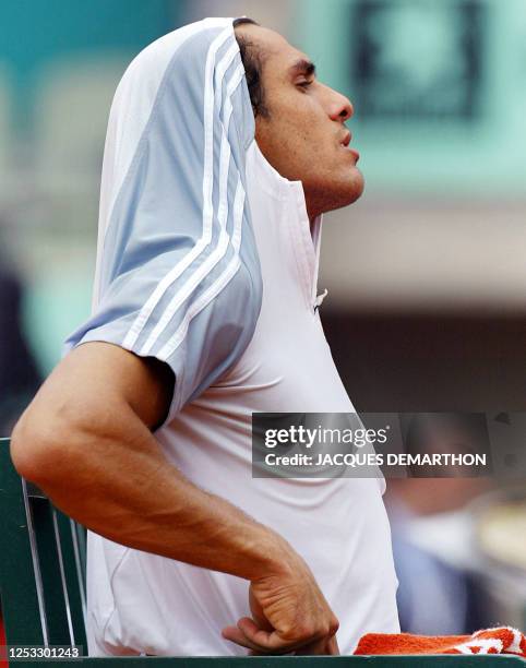 Argentina's Mariano Zabaleta changes his shirt 02 June 2003 in Paris, during their Roland Garros French Tennis Open fourth round match against his...