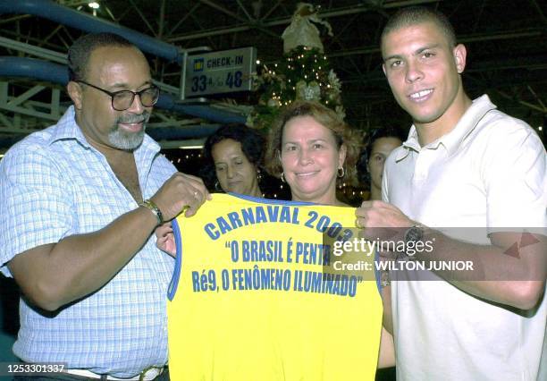 Soccer player Ronaldo Nazario is seen with hiw mother Sonia Nazario and school president Nezio Nacimento in Rio de Janeiro, Brazil 29 December 2002....