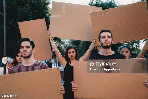 gruppe von menschen mit bannerschildern während eines sozialen protests - leere schilder für kopierraum - paradeplatz stock-fotos und bilder